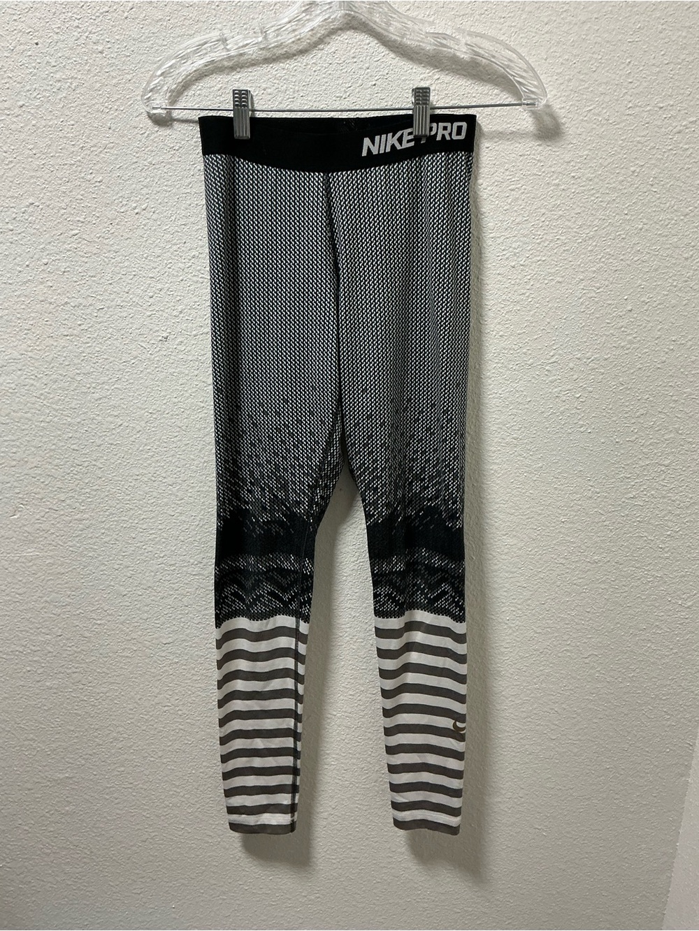 Nike Black and White Patterned women’s striped athletic leggings size small